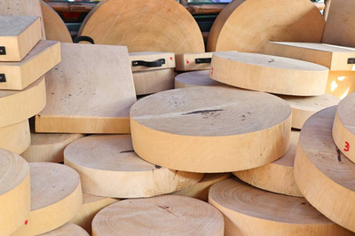 木制切割板从天然木材在市场上。手工纪念品。生产未经处理的木材的生态产品出售。在市场的摊位上的木制工艺品。核桃手工木工板材